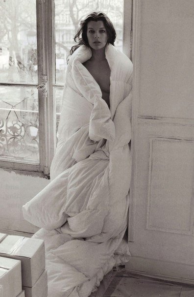 Милла Йовович сняла одеяло и позирует стоячими сосочками рядом с окном