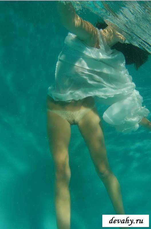 Неимоверная обнаженная шлюха под водой  (15 эротичекских картинок)
