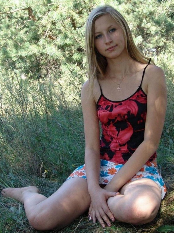20-летняя блондинка светит голышом в лесу